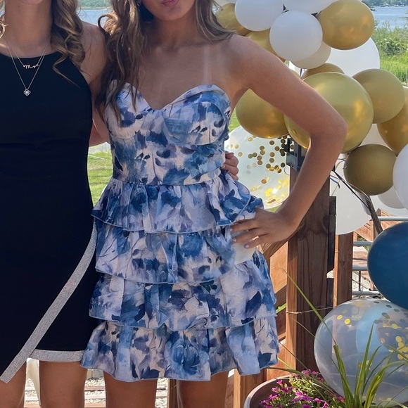 Blue and White Floral Tiered Dress size 5 - Picture 13 of 13